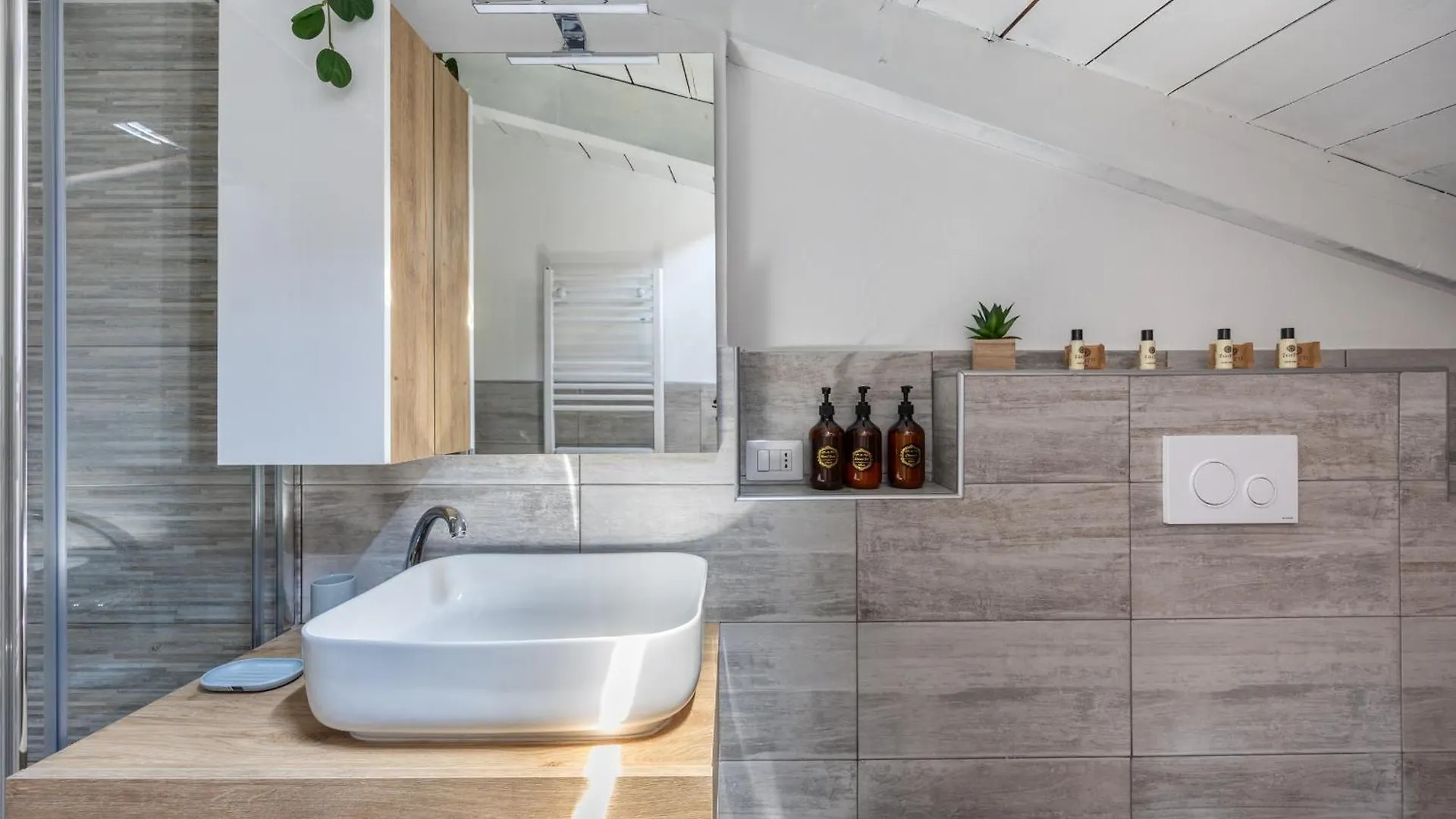 Free Parking Tiny House Wifi Netflix 15 Minuti Dal Duomo Apartment Milan 0*,  Italy