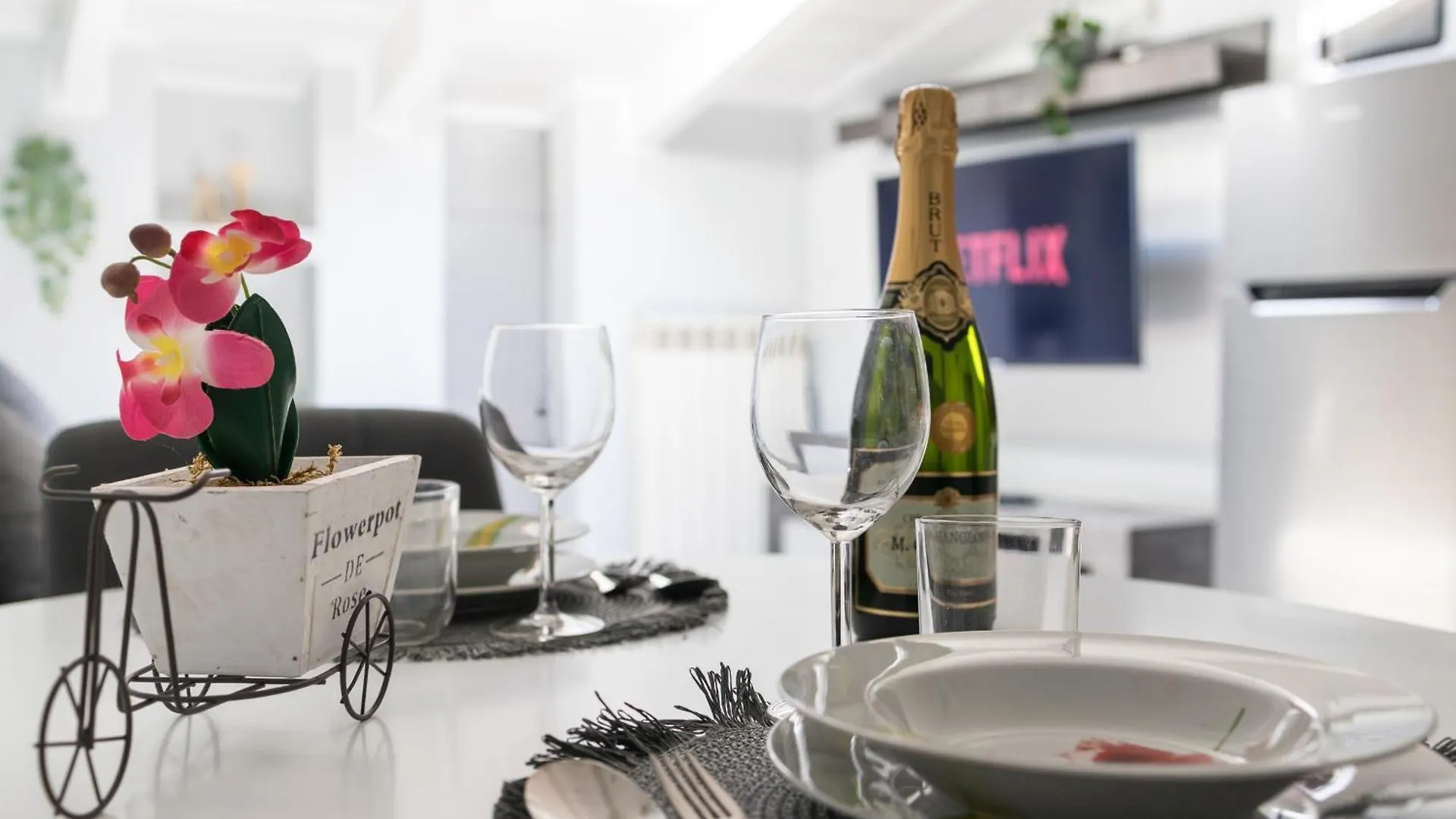 Free Parking Tiny House Wifi Netflix 15 Minuti Dal Duomo Apartment Milan 0*,  Italy